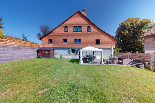 außenansicht mit zaun, pavillon, rasen, und terrasse