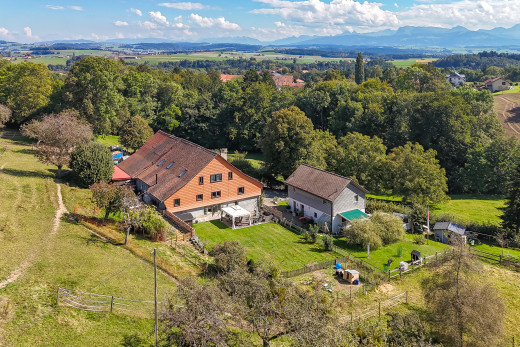 außenansicht mit zaun, rasen, und blick auf die berge