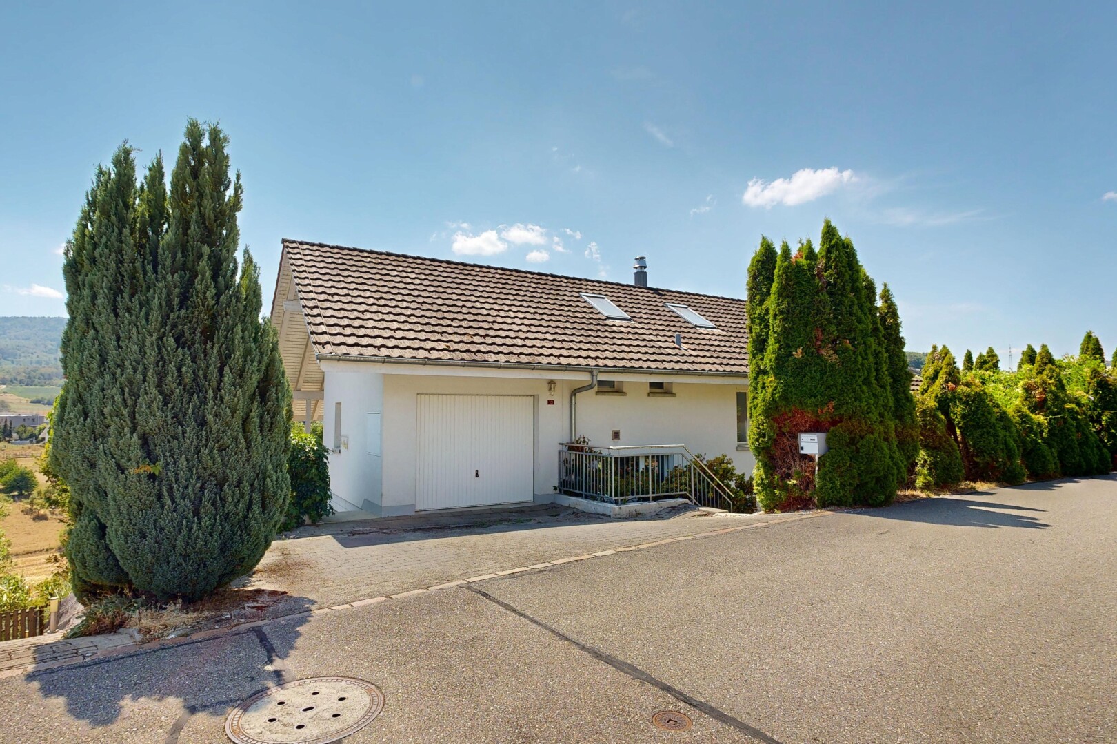außenansicht mit ziegeldach, day time, property visible, und garage angeschlossen