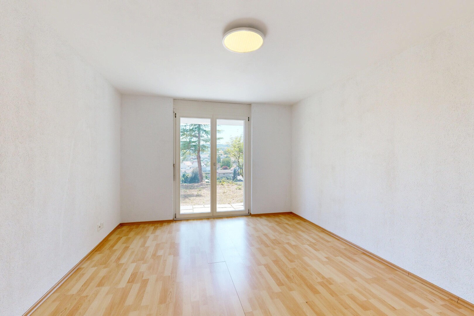 leerer raum mit wood finish floor, holzfußboden, und inside property