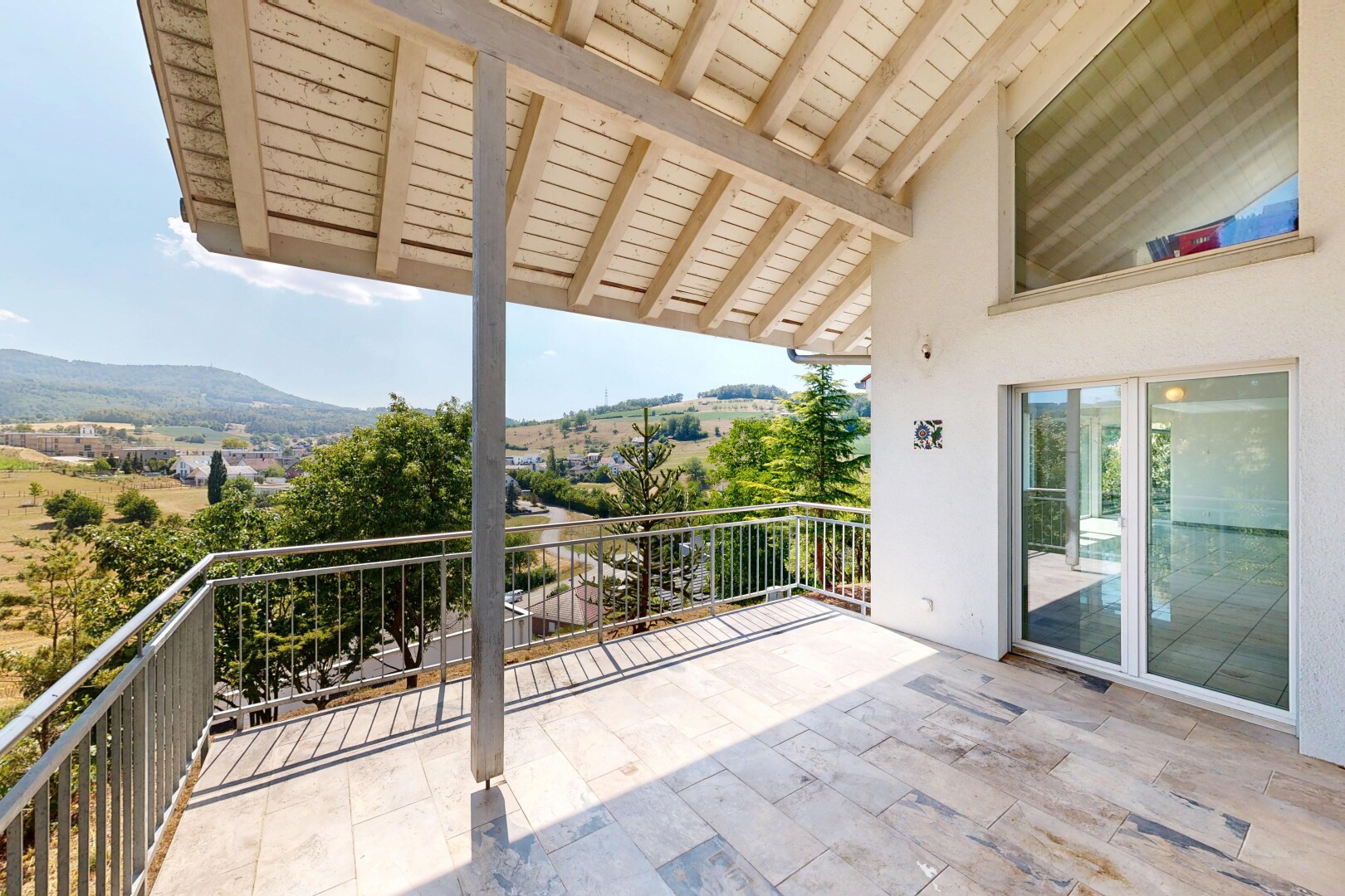 balkon mit terrasse, day time, mountain view, blick auf die berge, und view focus