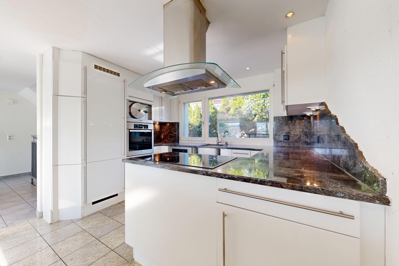 küche mit dark countertops, dunstabzugshaube, light floor, white cabinets, und weiße schränke