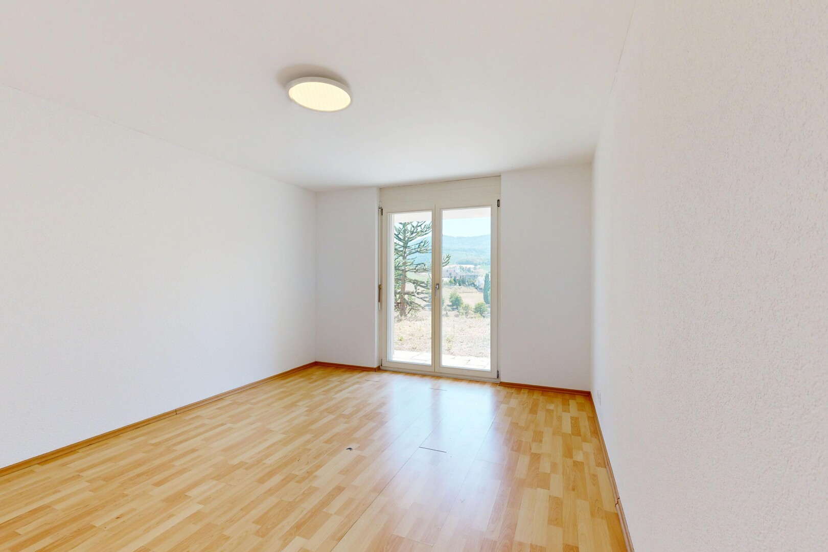 leerer raum mit wood finish floor, holzfußboden, inside property, drywall, und gipskartonwand