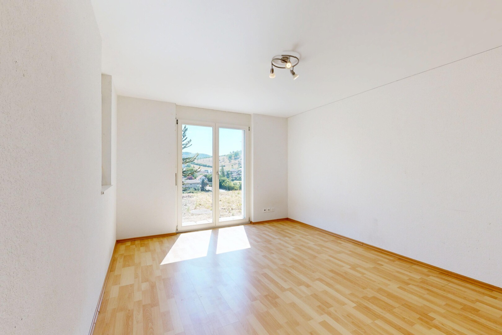 leerer raum mit wood finish floor, holzfußboden, day time, und inside property