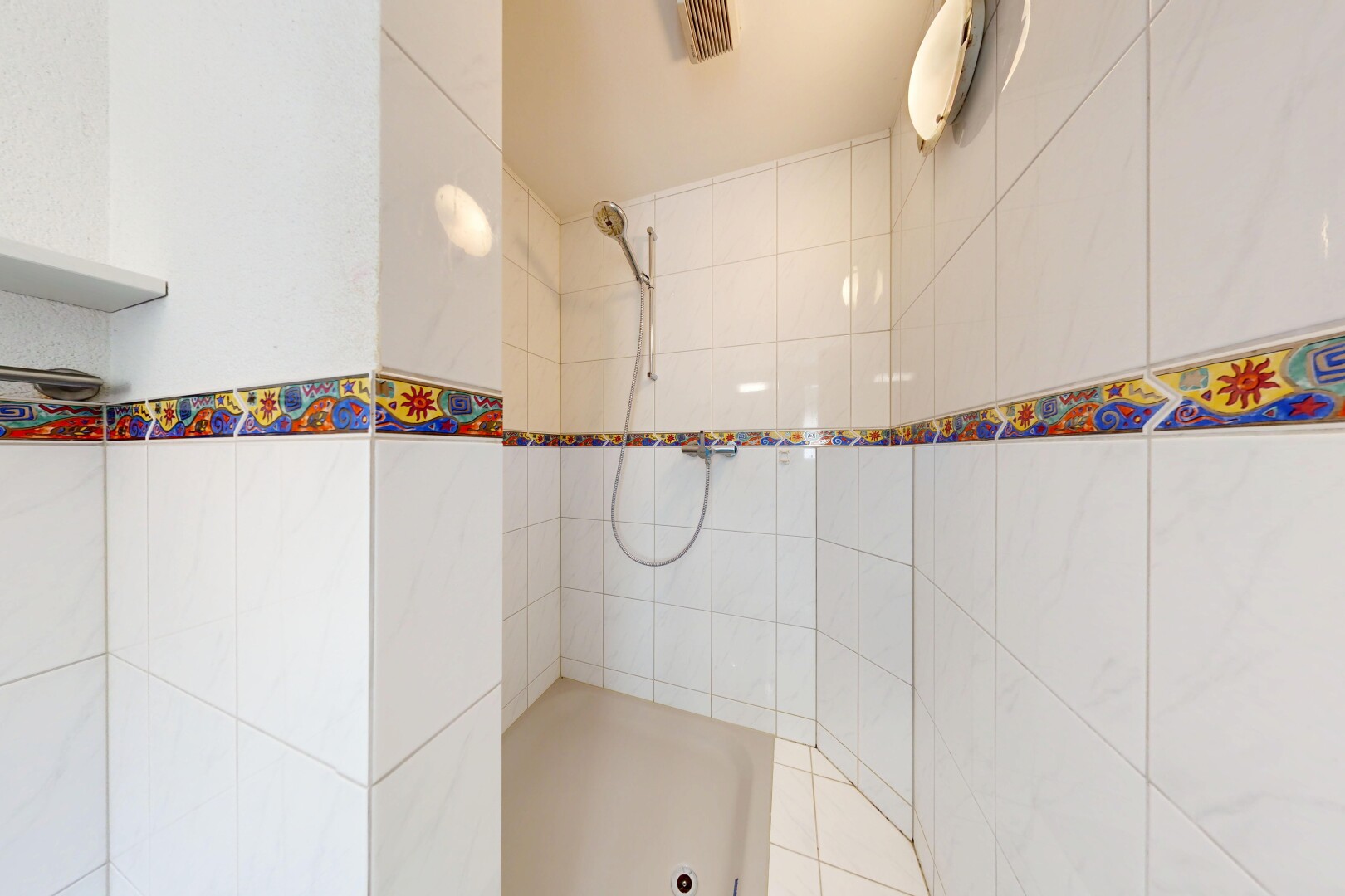 bad mit dusche, tile wall, fliesenwand, komplettes badezimmer, und inside property