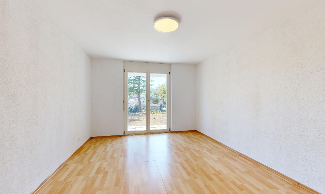 leerer raum mit wood finish floor, holzfußboden, und inside property