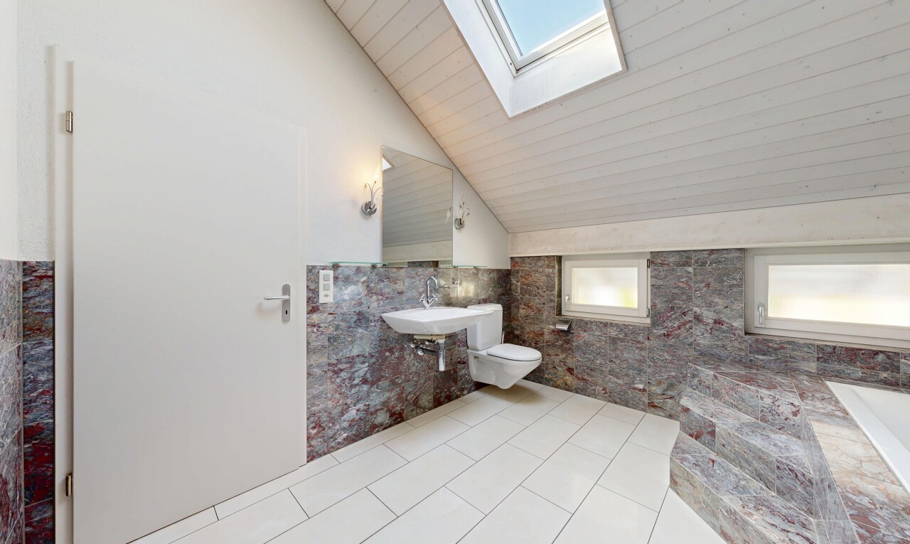 bad mit dachfenster, vaulted ceiling, dachschräge, toilette, und tile floor