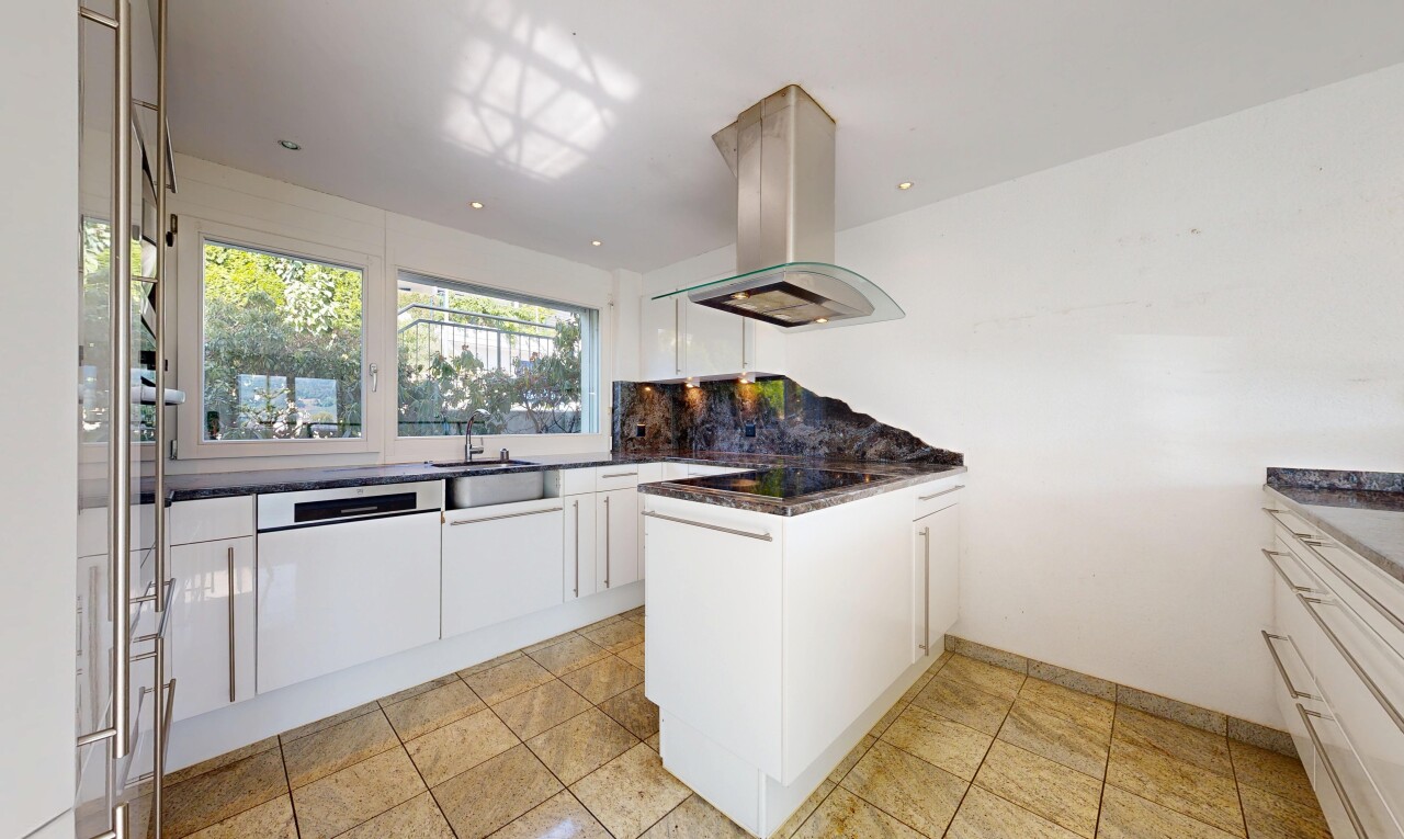 küche mit white cabinets, weiße schränke, dark countertops, drywall, und gipskartonwand
