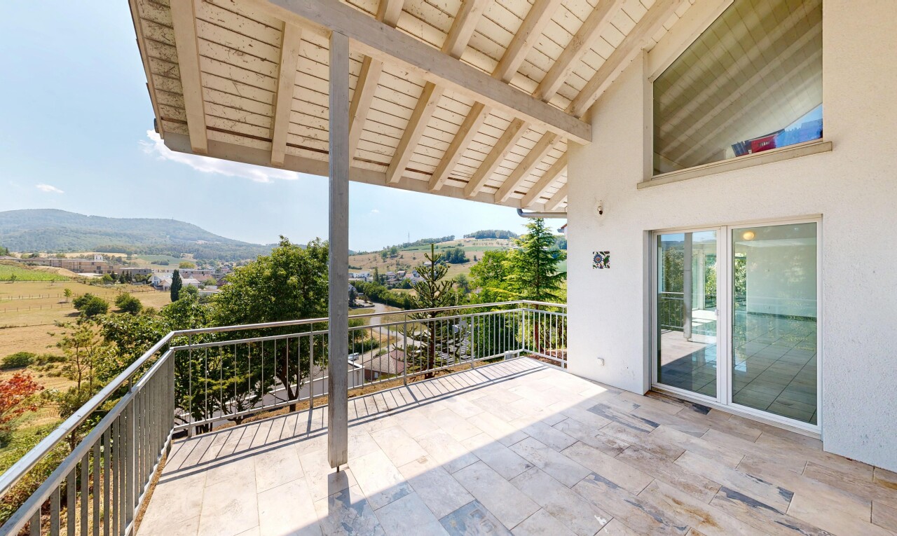balkon mit terrasse, day time, mountain view, blick auf die berge, und view focus