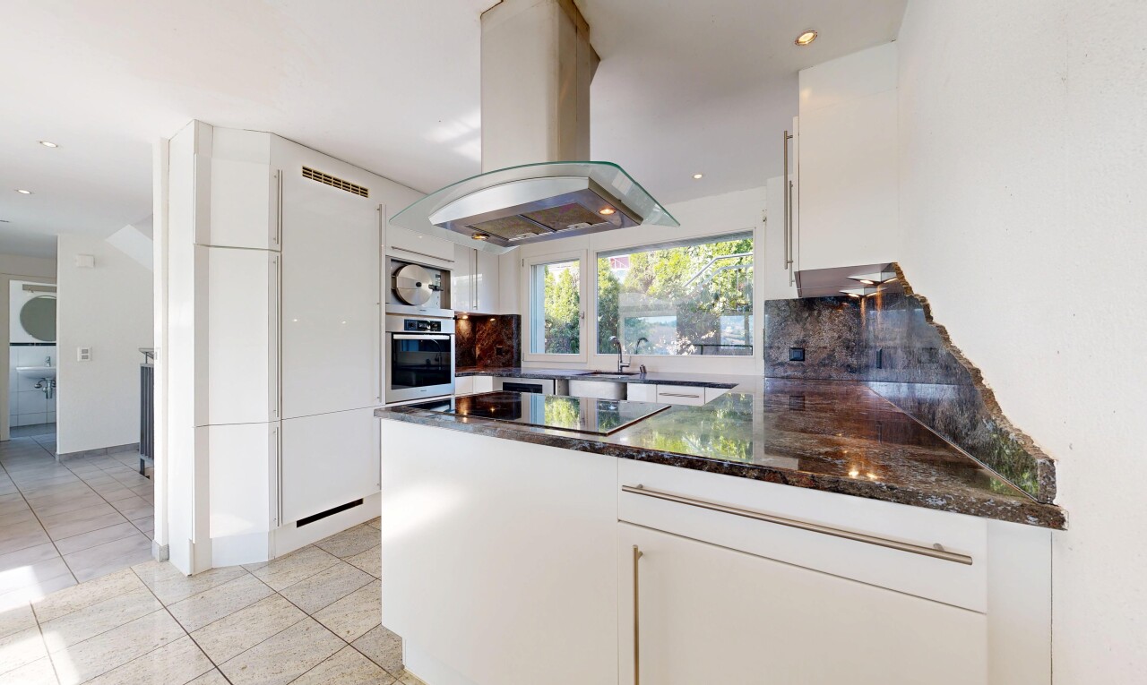 küche mit dark countertops, dunstabzugshaube, light floor, white cabinets, und weiße schränke