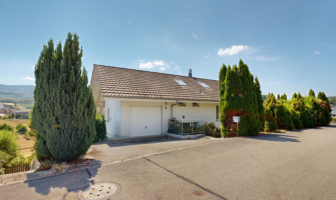 außenansicht mit ziegeldach, day time, property visible, und garage angeschlossen