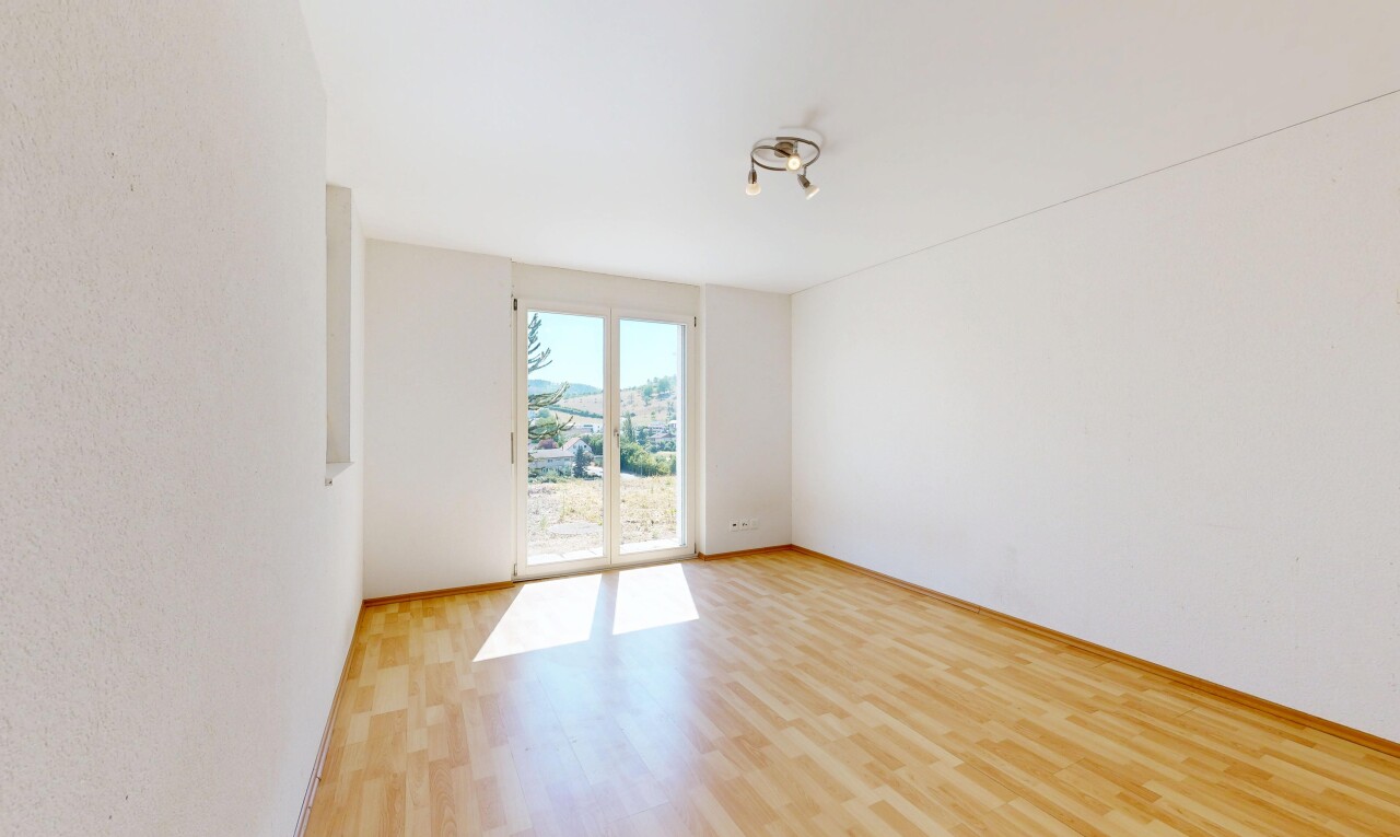 leerer raum mit wood finish floor, holzfußboden, day time, und inside property