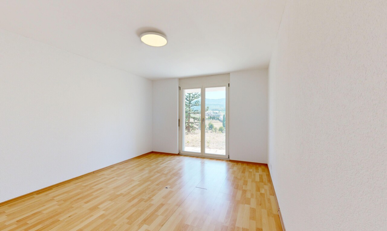 leerer raum mit wood finish floor, holzfußboden, inside property, drywall, und gipskartonwand