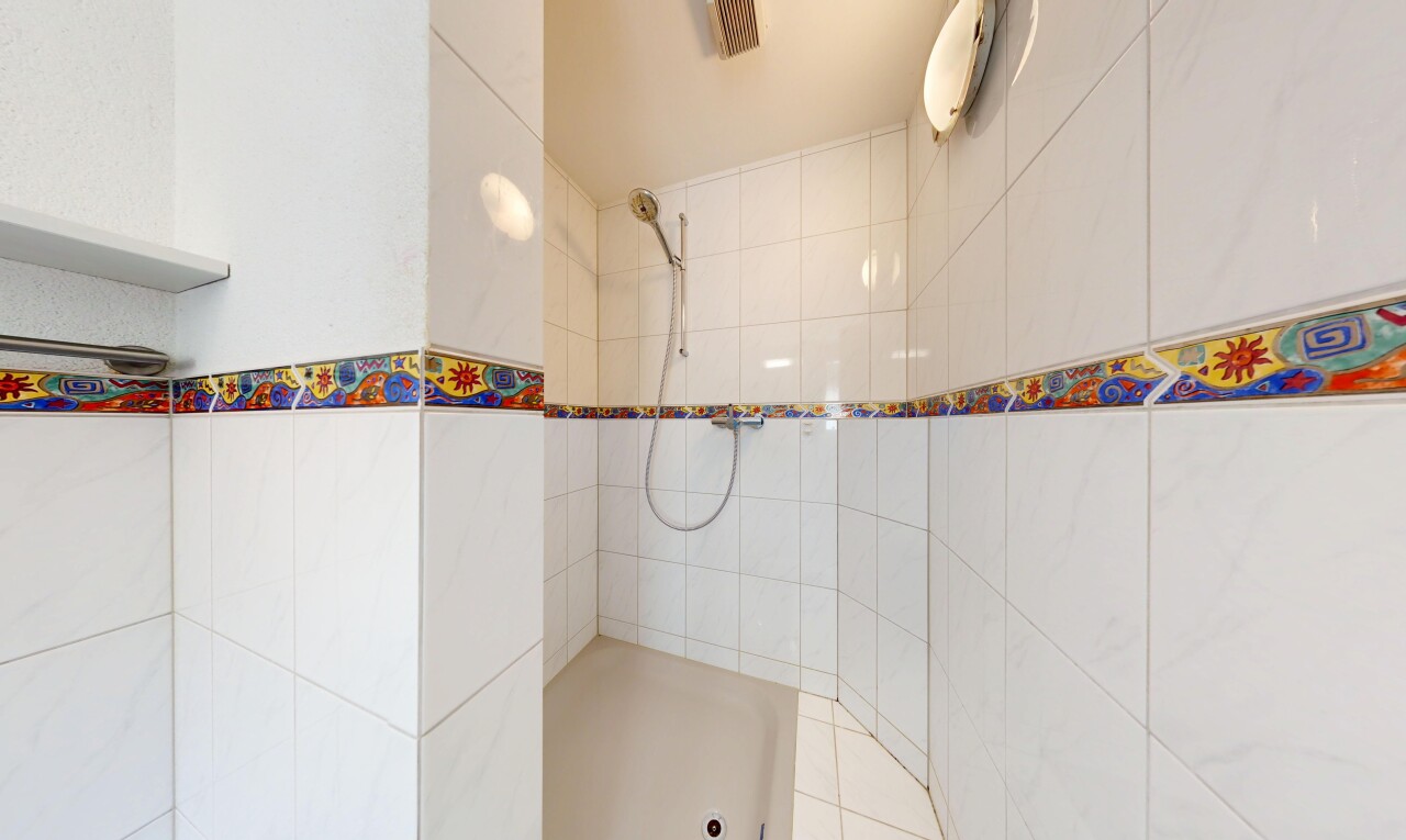 bad mit dusche, tile wall, fliesenwand, komplettes badezimmer, und inside property