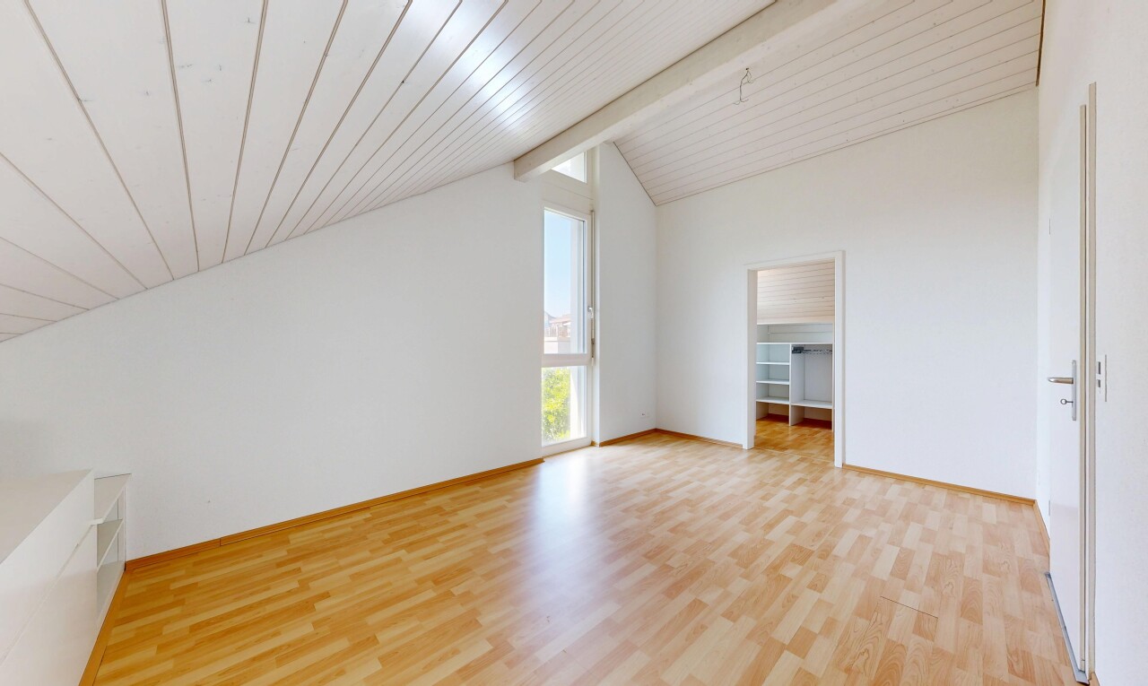 leerer raum mit high end ceiling, drywall, gipskartonwand, vaulted ceiling, und dachschräge