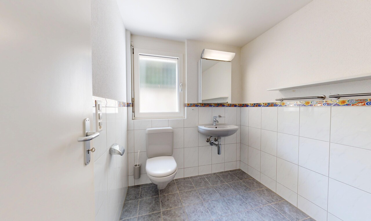 bad mit tile wall, fliesenwand, toilette, wainscot wall, und vertäfelungswand