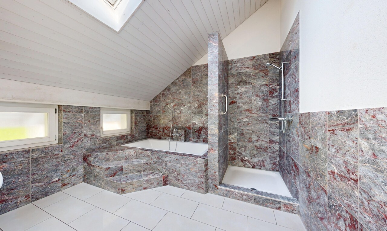 bad mit tile wall, fliesenwand, vaulted ceiling, dachschräge, und dusche