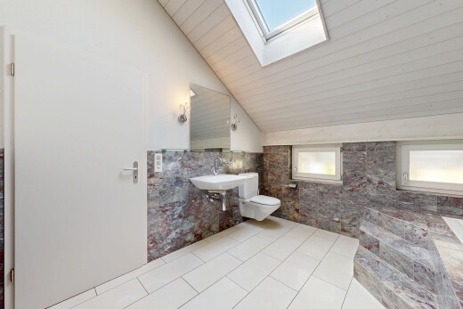 bad mit dachfenster, vaulted ceiling, dachschräge, toilette, und tile floor