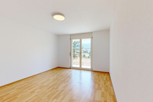 leerer raum mit wood finish floor, holzfußboden, inside property, drywall, und gipskartonwand