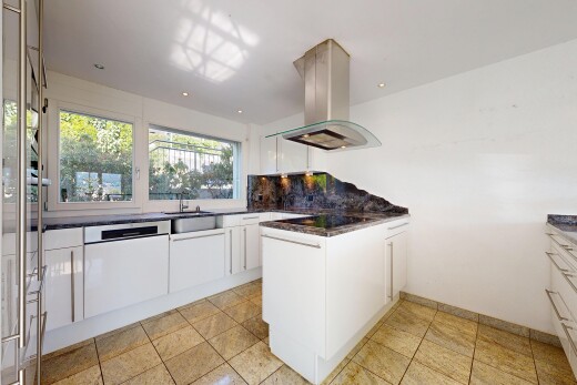 küche mit white cabinets, weiße schränke, dark countertops, drywall, und gipskartonwand