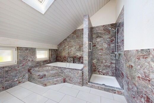 bad mit tile wall, fliesenwand, vaulted ceiling, dachschräge, und dusche