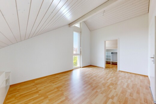 leerer raum mit high end ceiling, drywall, gipskartonwand, vaulted ceiling, und dachschräge