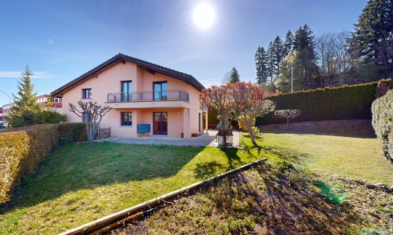 Villa de 6,5 pièces au calme avec garage 5 places et grand jardin