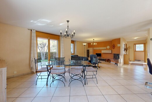salon / salle à manger avec inside property, cloison sèche, drywall, lustre remarquable, et light floor