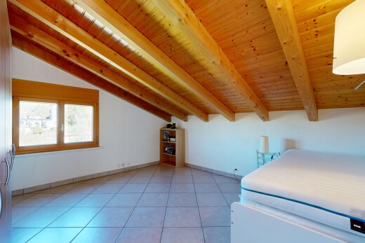 chambre avec inside property, drywall, cloison sèche, light floor, et natural light