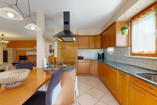cuisine avec hotte, light floor, inside property, dosseret, et backsplash