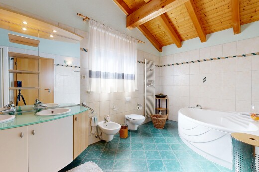 salle de bains avec salle de bain complète, bain, double vasque, inside property, et mur en carrelage