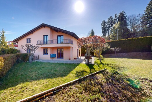 façade avec pelouse, balcon, property visible, terrasse, et bardage en stuc