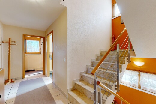 escaliers avec natural light, lumière naturelle, escaliers, inside property, et tile floor