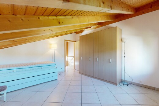 chambre avec drywall, cloison sèche, light floor, vaulted ceiling, et plafond voûté