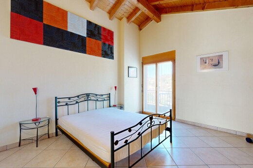 chambre avec inside property, vaulted ceiling, plafond voûté, natural light, et lumière naturelle