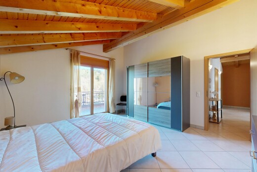 chambre avec accès à l'extérieur, inside property, drywall, cloison sèche, et vaulted ceiling