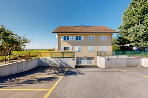 außenansicht mit property visible, zaun, parkplatz, day time, und ziegeldach