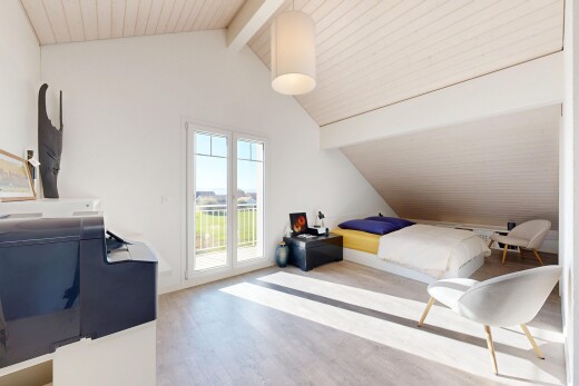 zimmer / schlafzimmer mit day time, balkendecke, beamed ceiling, dachschräge, und vaulted ceiling