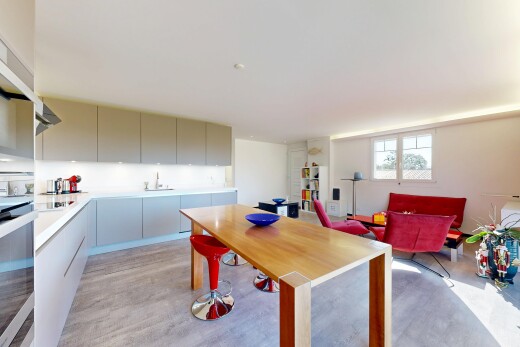 küche mit schränke mit flachen paneelen, natürliches licht, natural light, inside property, und arbeitsplatten