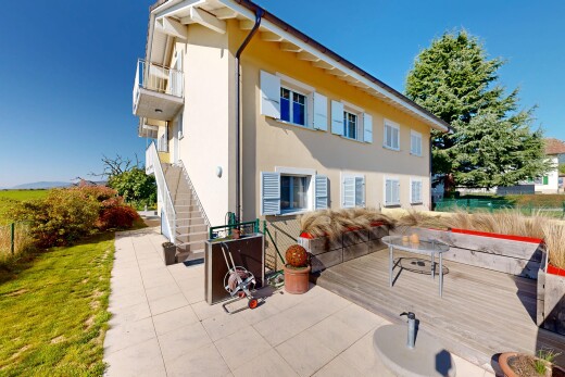 terrasse mit day time, property visible, rasen, und terrasse