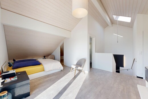 zimmer / schlafzimmer mit balkendecke, beamed ceiling, inside property, dachschräge, und vaulted ceiling