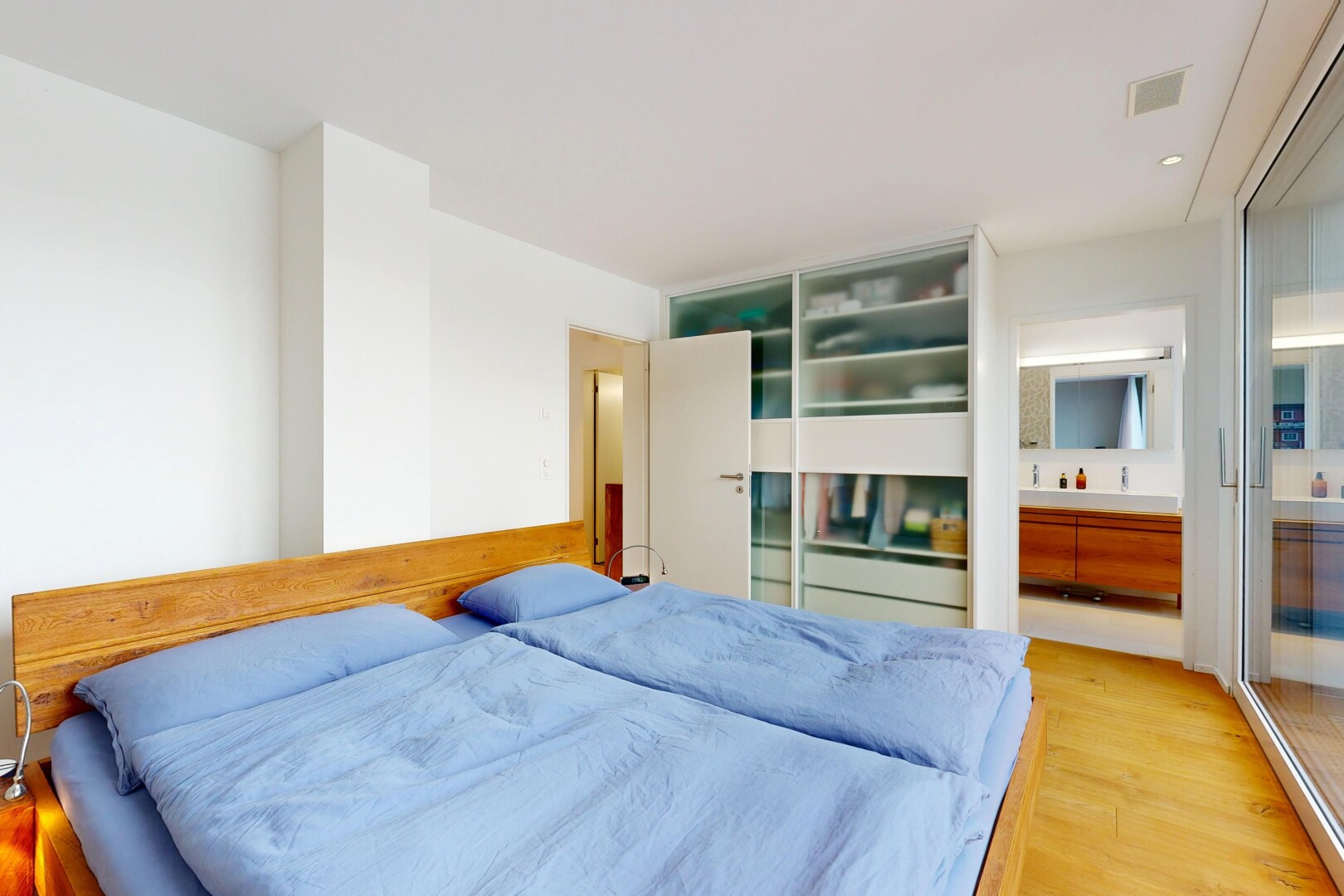 chambre avec inside property, wood finish floor, sol en finition bois, drywall, et cloison sèche
