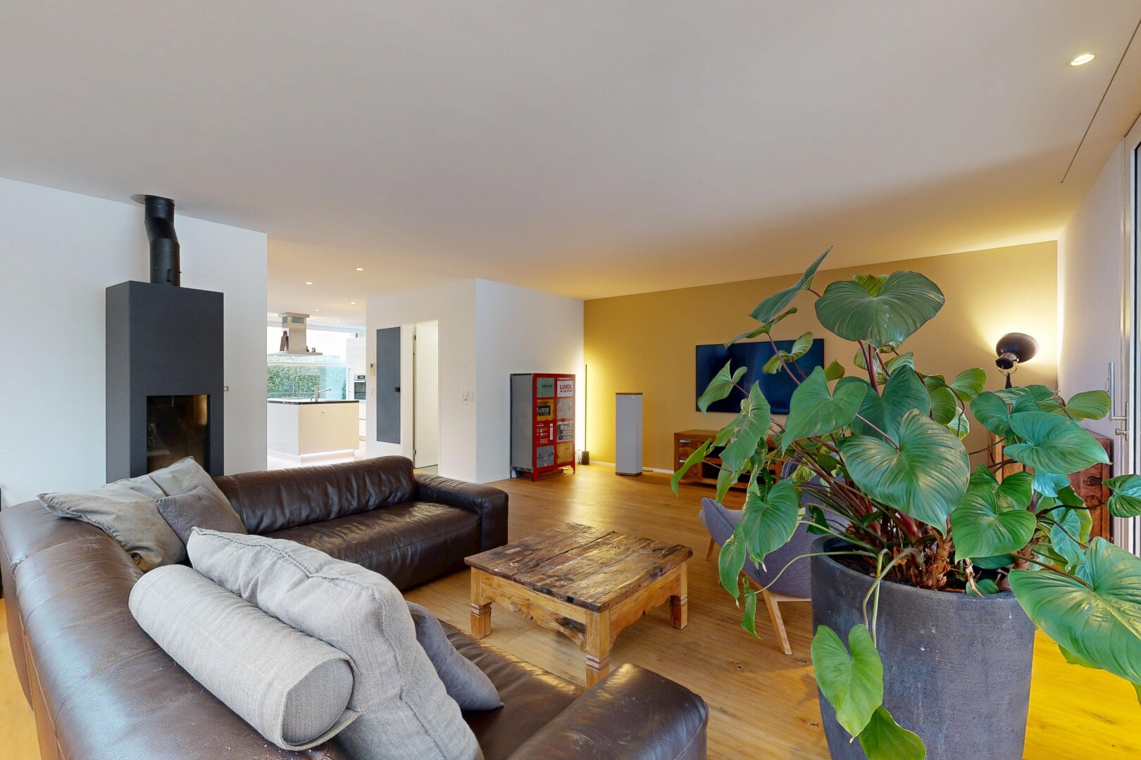 salon avec wood finish floor, sol en finition bois, drywall, cloison sèche, et natural light