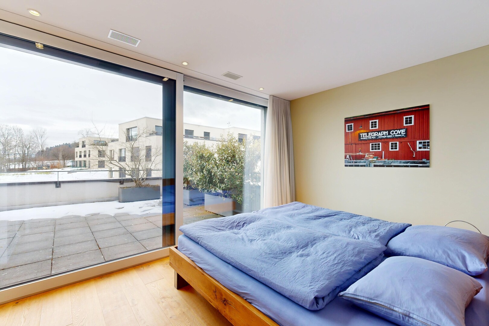 chambre avec lumière naturelle, natural light, sol en finition bois, wood finish floor, et cloison sèche