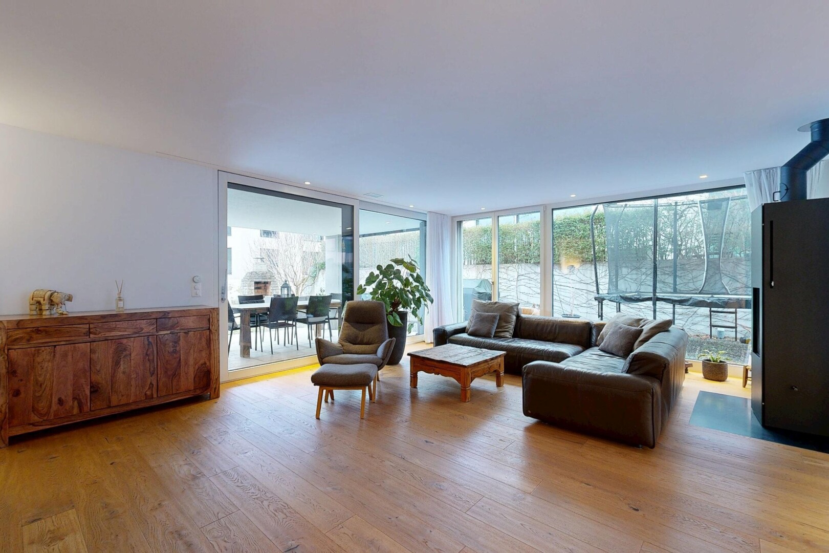 salon avec fenêtres du sol au plafond, floor ceiling windows, lumière naturelle, natural light, et inside property
