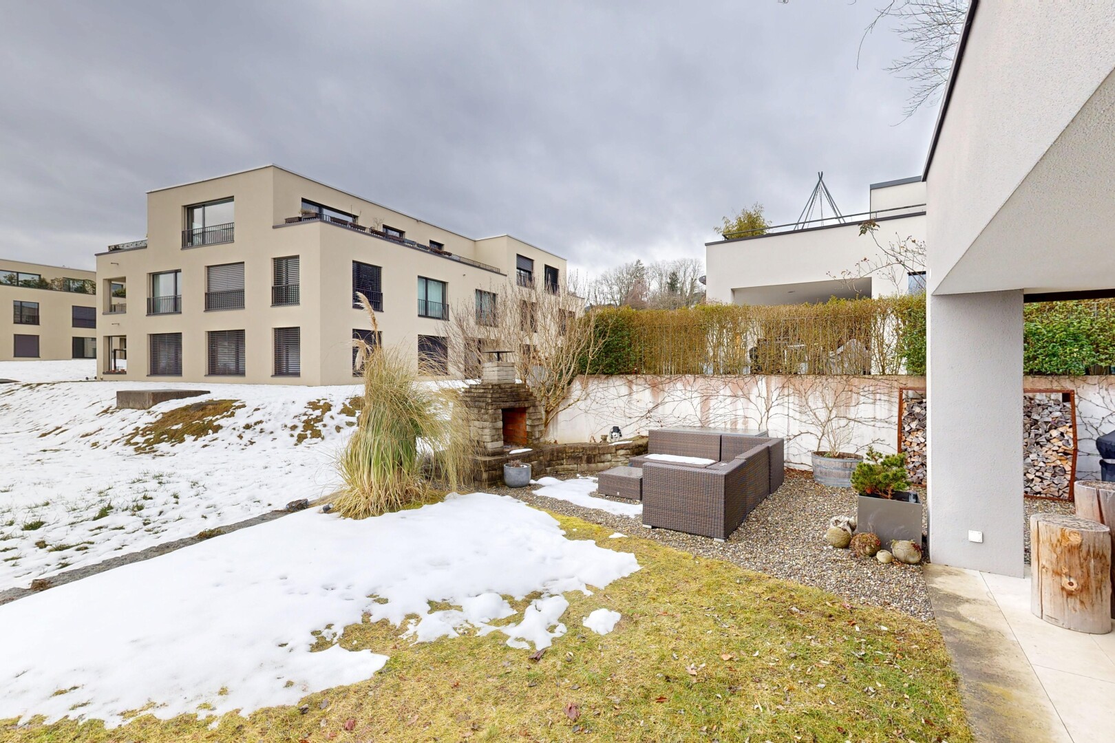 façade avec terrasse, overcast, espace de vie extérieur, bardage en stuc, et snow