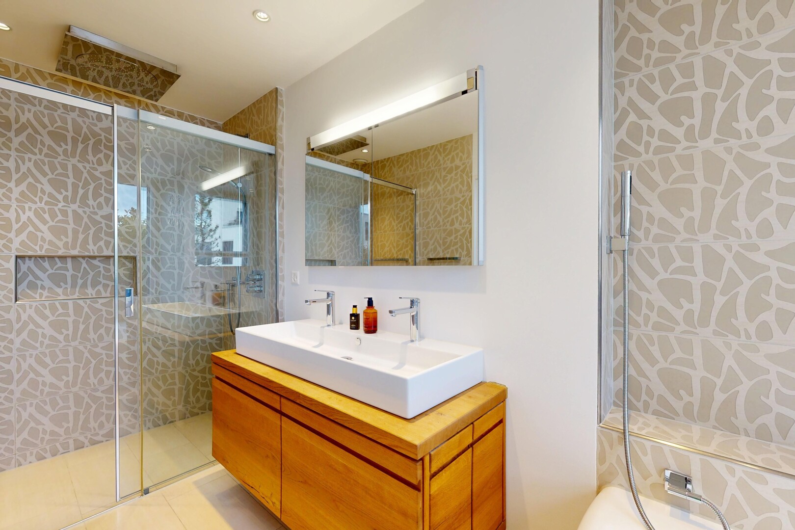 salle de bains avec salle de bain complète, lavabo (ou coiffeuse selon le contexte), cloison sèche, drywall, et inside property