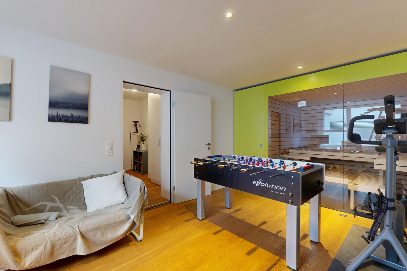 salon avec inside property, wood finish floor, sol en finition bois, drywall, et cloison sèche