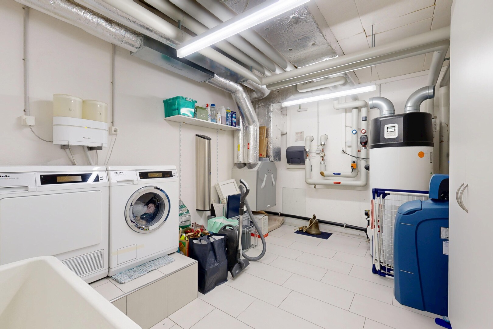 buanderie avec inside property, cloison sèche, drywall, lave-linge et sèche-linge séparés, et light floor