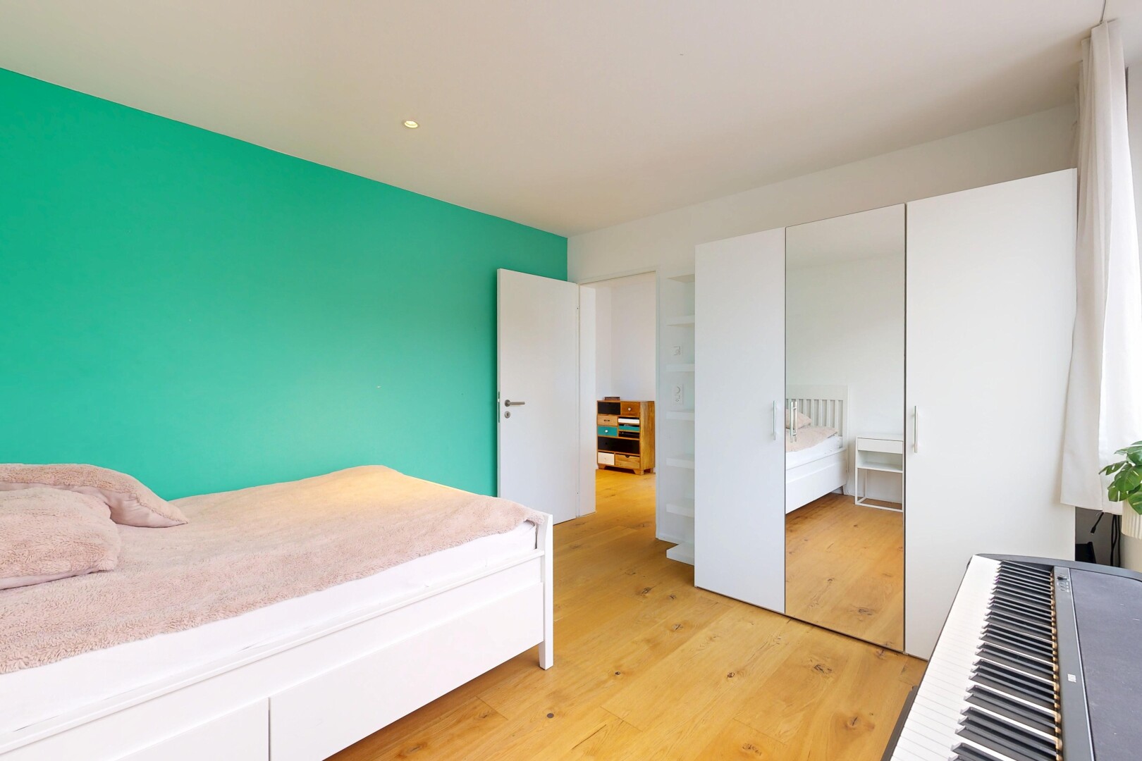 chambre avec sol en finition bois, wood finish floor, cloison sèche, drywall, et inside property